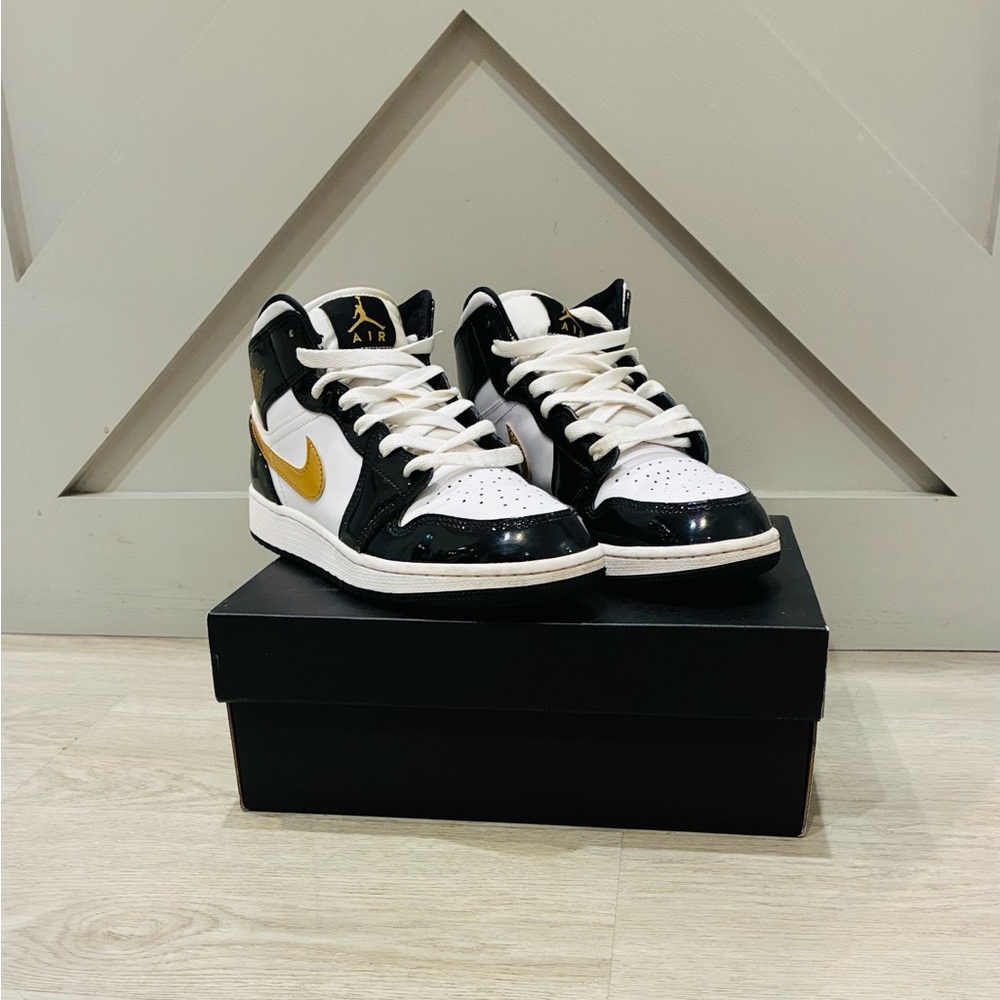 Jordan Big Kids Air Retro 1 Mid SE Black Metallic White Sneakers Shoes Sz 5Y